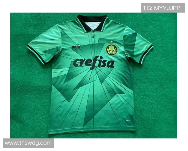 足球明星荧光绿球鞋引领潮流让你在球场上闪耀夺目成为焦点